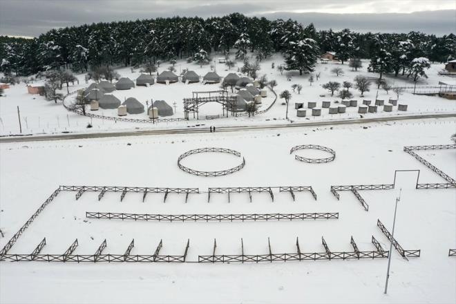 Bursa'nn da ilelerinden Keles'in snrlar iinde bulunan, Osmanl'nn savaa hazrland 1200 metre rakml Kocayayla, smestir tatilinde izole tatil arayanlar arlamay bekliyor.     Bursa kent merkezine 50 kilometre uzaklkta ve Uluda'n gney eteklerinde bulunan yaklak 500 dnmlk ayrlk alana sahip Kocayayla, zellikle corona virs (Covid-19) salgn dneminde izole tatil arayna girenler iin nemli bir seenek oldu.
