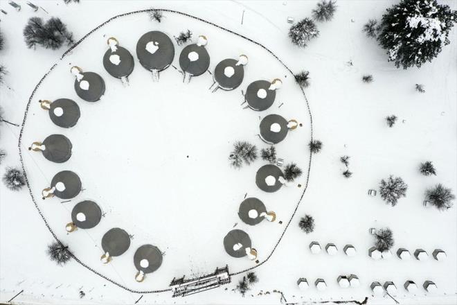 Son gnlerdeki youn kar yann ardndan Kocayayla, ota blgesi, bungalovlar ve doal gzelliiyle ziyaretilere huzur dolu zamanlar geirebilecekleri tatil imkan sunuyor.