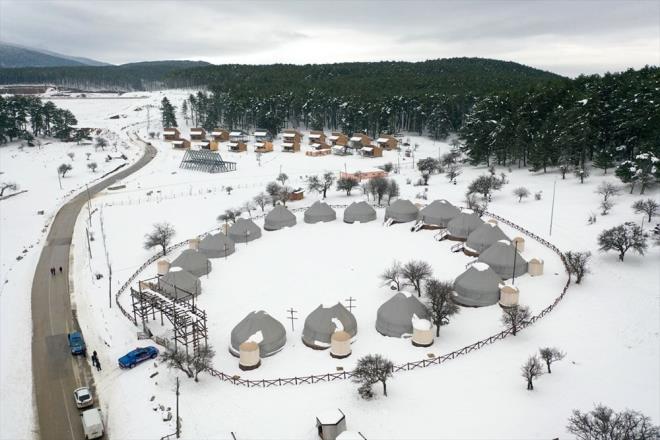 Etraf karaam aalaryla rtl, bol oksijenli temiz havaya sahip yayla, hem kent halk hem de civar illerde yaayanlar iin nemli bir mesire ve kamp alan zelliini tayor.