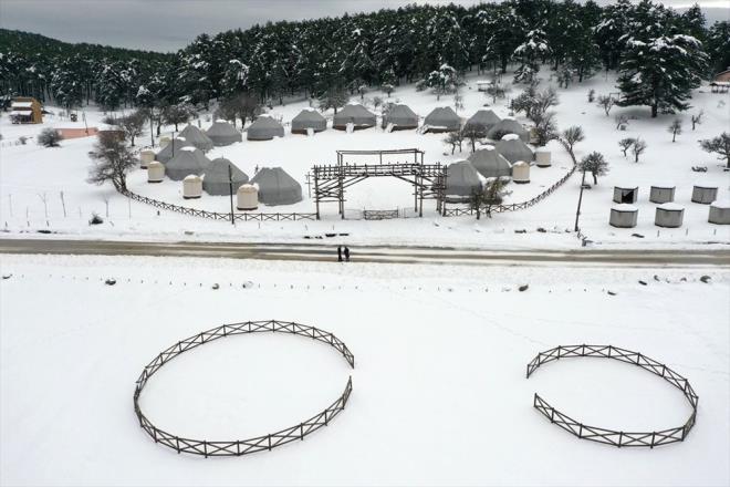 KOCAYAYLA'YA YAKILAN TRK ELNDE ESZ KAR MANZARALARI    te yandan ilenin krsal Sorgun Mahallesi Muhtar Necati Eki'nin Kocayayla iin yakt trk eliinde esiz kar manzaralar drone ve kamera grntlerine yansd.    Szleri ve bestesi kendisine ait olan trky Kocayayla'daki otada bulunan adrlar nnde seslendiren Eki, Kocayayla'nn gzelliine olan hayranln da sazyla aktard.