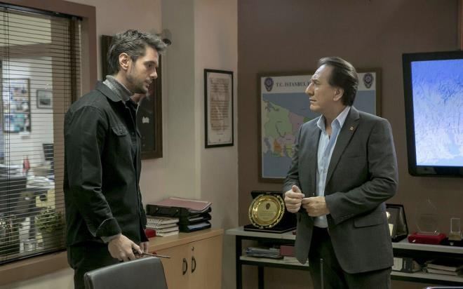 Hsn ve Esra tarafnda da olaylar biraz kark hale gelir. Esra&#8217;dan phelenen Hsn onu takip etmeye balar. Hsn, kuafrde olduunu syleyen Esra&#8217;nn bir kafede oturduunu grnce phelerinde hakl olduunu dnr.