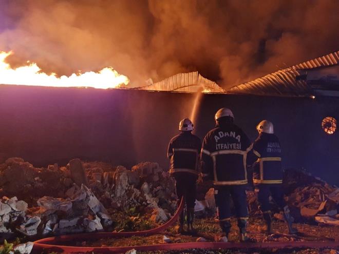 Yangn, saat 23.30 sralarnda merkez Seyhan ilesi Akkap Mahallesi'ndeki 3 katl binann altnda bulunan bir mobilya atlyesinde kt.