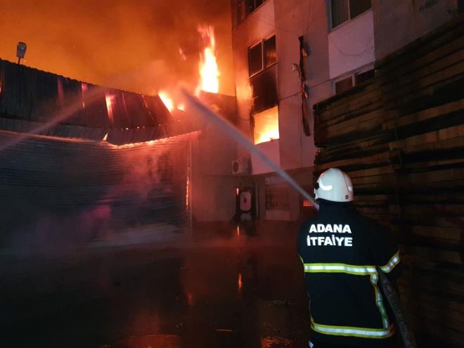 Tm atlyeyi saran alevler binann iki katndaki evlere de srad.