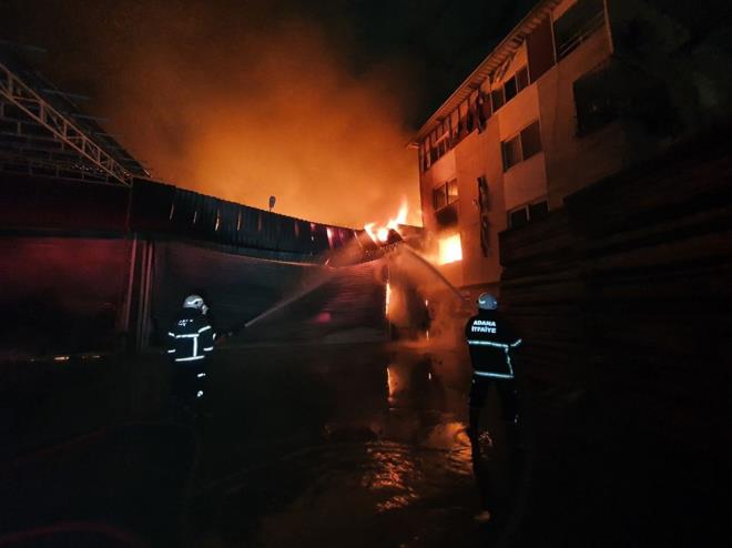 Adana'da 3 katl binann altnda bulunan mobilya atlyesinde yangn kt.