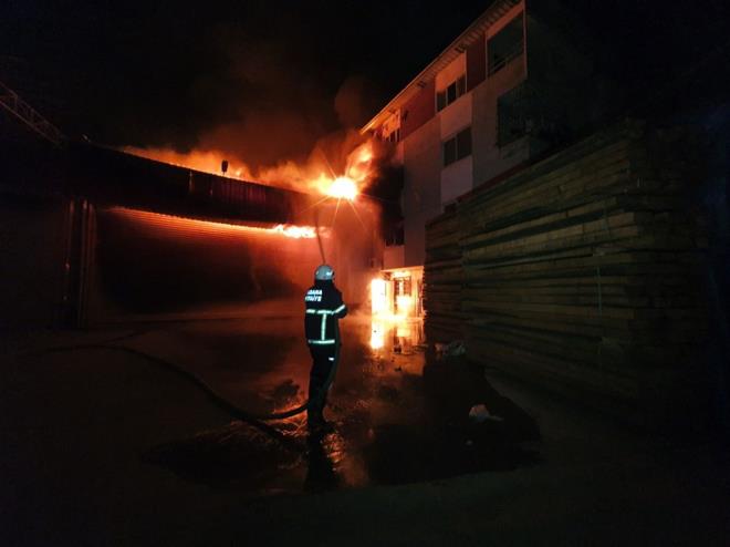 hbar zerine sevk edilen itfaiye ekipleri, sndrme aralar ve tankerlerle alevlere mdahale etti.    Son durumu NTV yaynnda aktaran DHA muhabiri Gkhan Keskinci, ekiplerin mdahalesi sonucu yangnn kontrol altna alndn bildirdi.