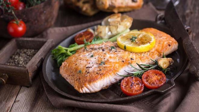 D vitamininin en iyi kayna gne olmasyla birlikte, le saatlerinde 30 dakika gnelenmek ve D vitamininden zengin besinler; somon, alabalk, pisi bal, kl bal,  yumurta, st eitleri ( ya oran dk stler, badem st, soya st) ve kltr mantarlarn beslenmenizde bulundurmak baklk sisteminizi glendirir.