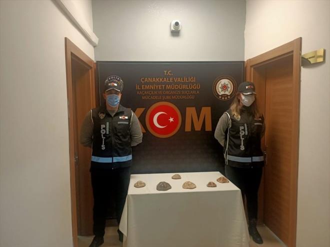 Toplam 6 deniz yldz fosiline el konulurken, 4 pheli hakknda Kltr ve Tabiat Varlklarn Koruma Kanunu'na muhalefet suundan ilem yapld.     Fosiller yaplan incelemenin ardndan Troya Mzesi Mdrlne teslim edildi.