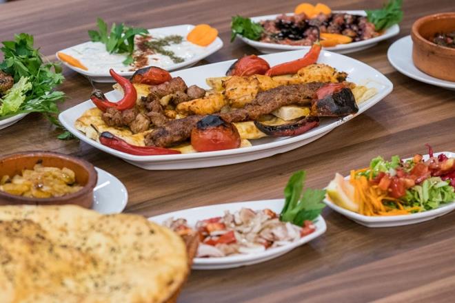 "Gastronomi turizmi sadece lkemizde deil dnyada da nemli bir yere sahip. Kentimizde de atalarmzdan gelen bir lezzet zenginlii mevcut. nemli olan bu zenginliimizi en iyi ekilde tantmak ve koruma altna almak. Bu konuda ulusal ve uluslararas platformlarda almalarmz hz kesmeden srdryoruz. ehrimizi markalatrmaya ve ekonomisine katk sunmaya alyoruz. Adana kebab sadece Trkiye?de deil dnyada da bilinen ve merak edilen bir lezzet ve bir cevher. Elimizdeki bu ve bunun gibi cevherleri parlatmak, hak ettikleri yere konumlandrmak iin abalyoruz." Bakan Meneve, yapt aklamasnda, tm dnyann iinde bulunduu, sosyal ve ekonomik yaantya ciddi anlamda sekte vuran Covid-19 pandemisinin atlatlmasnn ardndan, Adana?da yeme-ime sektrnn ivme kazanacana inandklarn ifade etti.