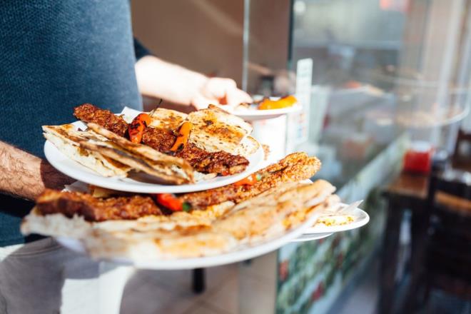 TRT ukurova Radyosu?nun konuu olan ve Adana kebabnn tescil sreci ile TasteAtlas dlnden bahseden Bakan Meneve, Adana?nn gastronomi ynyle ok zengin bir kenti olduunu dile getirdi. Bu zenginliin ekonomik olarak da getirisi olmas gerektiini syleyen Meneve unlar kaydetti: