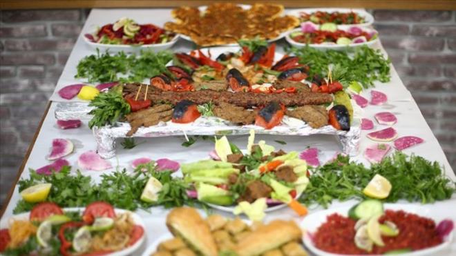 Adana'daki yeme-ime sektr temsilcilerine de seslenen ATO Bakan Meneve, yaanan zor srecin farknda olduklarn ve sektrn sesini her mecrada duyurmak iin youn aba gsterdiklerini belirtti. Meneve, bir yldan fazladr dnyann dzenini deitiren Covid-19 pandemisinin sadece Trkiye?de deil dnyada da yeme ime sektrn derinden etkilediini belirterek, "Hastalk seyrini azalttnda insanlarn turizm, yeme-ime gibi sektrlerden aldklar hizmetlerin hasretini gidermek iin youn bir aba sarf edeceini ngryoruz. Ayla beraber pandemi srecinin yava yava geride kalacan, hayatn normalleeceini umuyoruz. O yzden sektrn sabrl olmasn ve gelecek gnler iin imdiden kendilerini hazrlamalarn tavsiye ediyoruz" dedi.