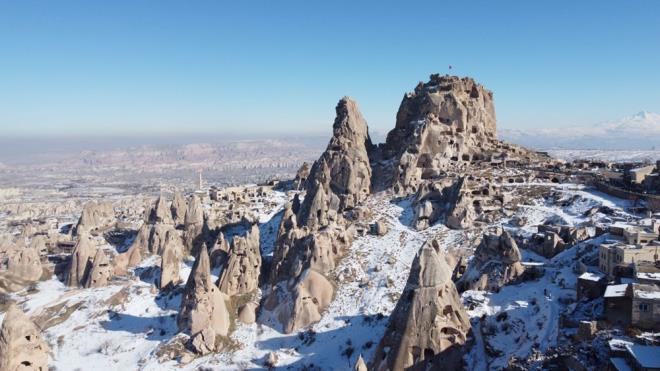 Trkiye'nin ve ayn zamanda dnyann en deerli ak hava mzelerinden biri olan kayalara oyulmu kiliselerin bulunduu Greme, Ihlara Vadisi, Derinkuyu Yeralt ehri, Kaymakl Yeralt ehri, Avanos blgenin en ok turist eken yerleri arasnda bulunuyor.