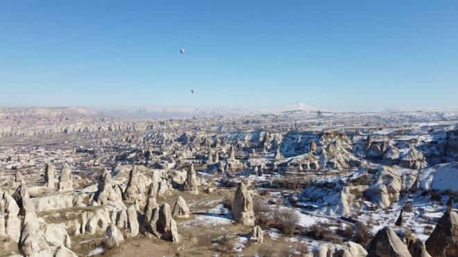 UNESCO Dnya Kltr Miras Listesi'ndeki blge, peri bacalar, kayalara oyulan evler, kiliseler, yer alt maaralar ve ilgin corafyasyla her yl binlerce turisti arlayan blge, k mevsimindeki grntsyle seyrine doyumsuz bir manzara oluturdu. Karlar altndaki Kapadokya, tpk bir masal diyarn andryor.