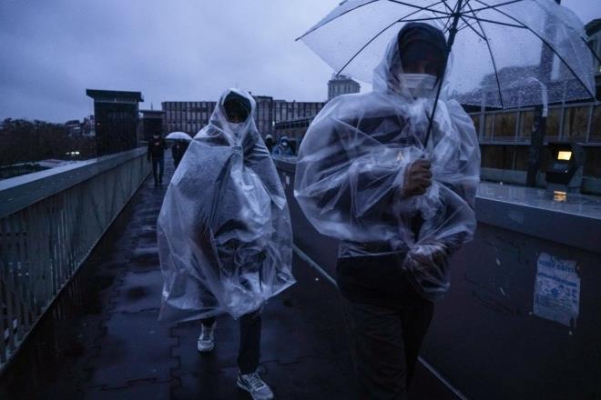 stanbul'da sabahn ilk saatleriyle birlikte saanak ya etkili oluyor. Baz vatandalar emsiyeleri ile yamurdan korunmaya alrken, bazlar ise bulduklar poetleri balarna geirdi.