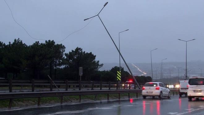 BYKEKMECE'DE SULU KAR YAII  E-5 karayolu Bykekmece mevki'inde iddetli rzgar nedeniyle bir aydnlatma direinin yan yatmas tehlike olutururken havann soumasyla sulu kar ya grld.