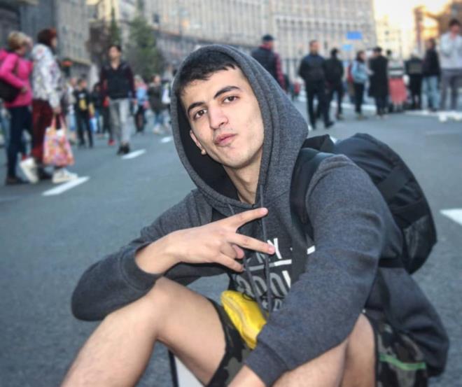 Olayn takipisi olduklarn belirten Baclar Kaymakam Mustafa Eldivan, "Ortada bir su var. Valimizin de talimatlaryla ilemleri balatacaz. Her nne gelen sosyal medyaya video koyduu zaman ortada farkl eyler olabiliyor. in dorusu Pazar gn bende videoyu izlediim zaman zldm. Baclar Kaymakam olarak, bu yataki bir ocuun mendil satmas bizim iinde vicdani bir sorumluluk sknt oluturdu. Bu tr videolar son dnemde popler oldu belki poplerlik ve kazan salyor ama toplum vicdann zedeliyor. Bu hassas dnemde pandemi nedeniyle insanlar skntya urad. Bu videolar eken arkadalara sesleniyorum bunu maddi kar haline getirmeyelim" ifadelerini kulland.