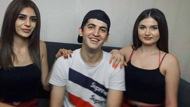 Kk ocuun annesi, byle bir video olacan bilmediklerini kaydederek, ?Benim olumun arkadalaryd youtuberlar video ekmek istediklerini sylediler elenceli bir video iin. Ayn gn Umut geldi, biz Murat? dkkana getirdik. Sonrasnda Fariz geldi ben onu tanmyordum. Murat Berk tepki gsterdi nasl olacak diye nk Umut?u tanyordu. Videonun ieriiyle ilgili benim de hibir bilgim yoktu. Murat Berk?e videoyu sordum peete ve su dediler sonrasnda su olmasna karar verdiler dedi. Sonrasnda byle videolar olmasn diye bir daha biz onu uyardk. Fariz, Murat?la bir gn geirme videosu olacan syledi. Ben de bunun bir kurgu olduunu syle dedim. ocuumun orada peete ve su satan olarak grlmesinden holanmadm. Tamam dedi, ilk video ekildi, ikinci videonun ardndan ben olayn zerinde durmadm. Dn akam sosyal medyaya dnce rendim? diye konutu.