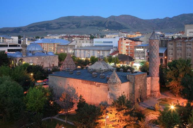 l Kltr ve Turizm Mdr Cemal Almaz, "Kapal avlulu en byk medreselerimizden biridir. Burada tm hcreler ortaya eyvana bakar. Buras genel toplanma merkezidir. 12 tane kk hcre dediimiz ders yaplan yerler var. Ve bir de ak eyvanlar var" dedi.