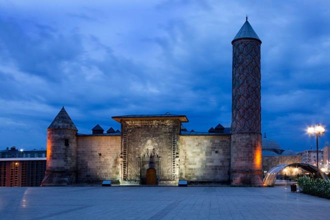 KONUULANLAR HER NOKTADA ET TLYOR    Yapnn kubbesindeki talarla salanan akustik sayesinde konuulanlar her noktada eit ekilde iitiliyor. Yapnn bu zelliinin bozulmamas iin de ieride mikrofon kullanlmasna msaade edilmiyor.