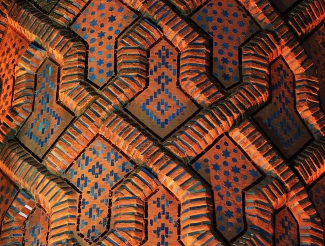 Ta iiliinin nadide rneklerinin yan sra, Orta Asya Trk kltrn yanstan hurma yapraklar, kartal figrleri ve hayat aac gibi simgeler dikkati ekiyor.