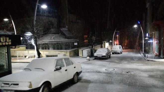 Atatrk Bulvar ile Kurtulu Caddesi?nin birletii yokuta sabah ie yetimek isteyen srcler zor anlar yaad. Yokuta kalan aralarn yardmna vatanda kotu. Bazlar iterek kurtarmaya alsa da baarl olamad.