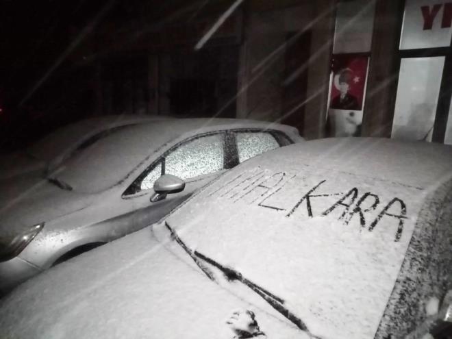 le merkezinde gece saatlerinde balayan ve youn ekilde etkisini srdren kar ya sabaha kar 10 santimetreyi at.