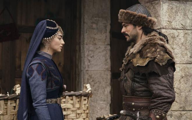 lk olarak TRT 1 ekranlarnda Dirili Erturul frtnasyla balayan ardndan ATV'de Kurulu Osman olarak devam eden dizi aramba akamlar seyirciyi ekranlara kilitliyor. Burak zivit'in ?Osman Bey? karakterine hayat verdii dizi ilk sezonundan bu yana byk heyecanla takip ediliyor.