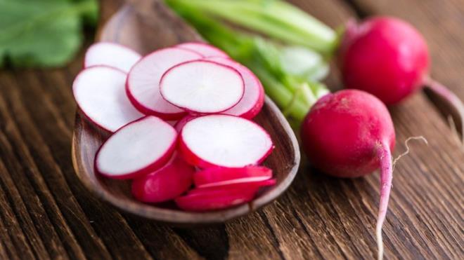 Vcuttaki prin metabolizmasn hzlandrarak, kan alkali tutarak, idrar atmn hzlandrr. Bylece gut hastalarnn kullanabilecei bir sebze olarak tanmlanmaktadr. drar sktrc zellii sayesinde de iyi bir dem gidericidir. Vcuttan fazla suyun atmn kolaylatrr.