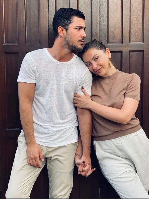 Sosyal medya hesabndan ayrl duyuran Hadise, 'Ak ok gzel, her ey akla gzel... Herkesin yaamas, yaamaktan korkmamas gereken tek duygu. Ama bazen ak olsa da olmuyor...Bu yzden bu karar almak ve sizinle paylamak istedim. Kaan Yldrm ile yaadm ilikiyi noktalandrm bulunuyorum. Kendisine hayatnda baar ve mutluluk dilerim..." paylamn yapt. kilinin srpriz ayrl sonras sevenleri byk znt yaad.