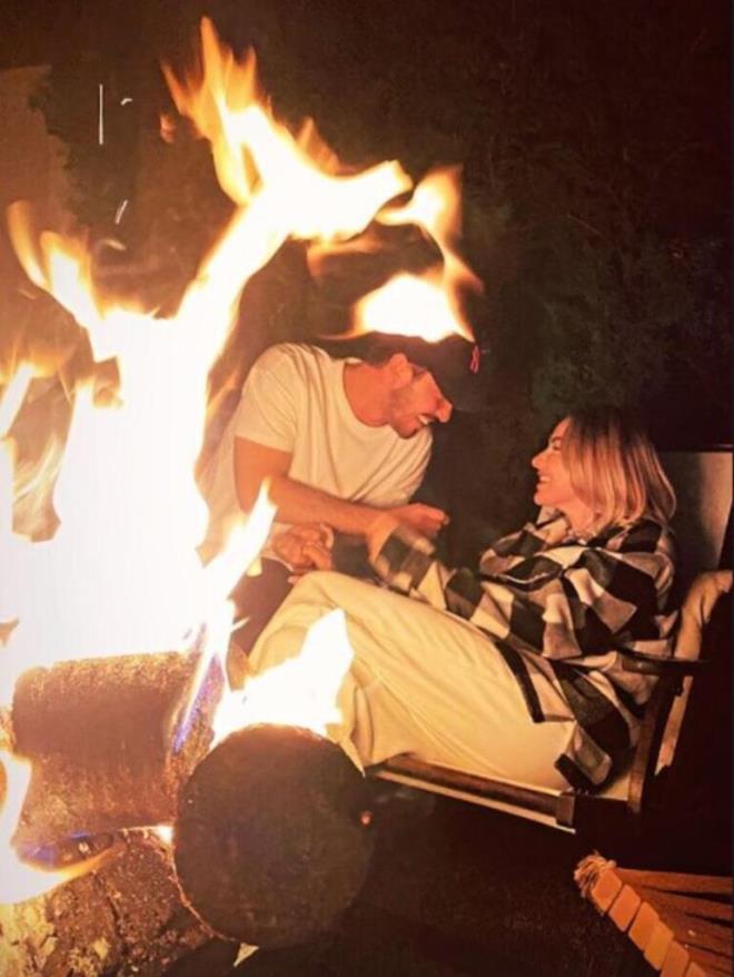 MJDEY HADSE VERD  Hadise ve Kaan Yldrm'n ayrl ksa srd. Getiimiz gnlerde gzel haberi veren Hadise, Kaan Yldrm'la bartn duyurdu. Hadise yapt aklamada, 'Bir iliki baladnda ayrlyorlar oluyor, sonra tekrar bartlar oluyor. Onlar insann cann yakyor. 2020'de hangimizin psikolojisi yerindeydi ki... Ben de insanm benim de duygularm var bazen youn yaanyor onun dnda her ey yolunda ok mutluyuz' aklamasn yapt.