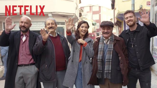 Leyla ile Mecnun dizisinden aina olunan Burak Aksak'n kalemi yeni bir Trk dizisine dedi. Netflix'te Engin ztrk, Aybke Pusat, Yiit Kirazc, Cengiz Bozkurt gibi isimlerin rol ald 50m2 dn yayn hayatna balad.