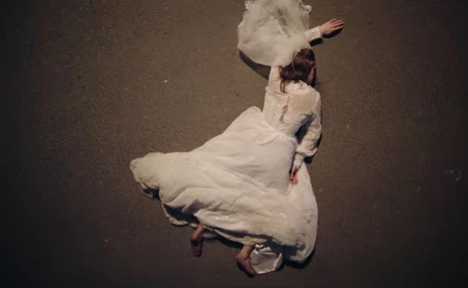 Fragmann son sahnesinde Boncuk'un yerde gelinlikle hareketsiz bir ekilde yat akllara dizinin 22. blmnde Burcu Biricik'in ayrlacan getirdi.