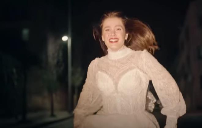 Hayalinde akna gelinlikte koan Boncuk'a doru bir kamyon hzla gelmektedir.