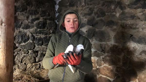 'Alkz' atm da terk edilmi yaral bir halde buldum. Eve getirdim ve babamn da yardm ile tedavi edip aylarca bakarak salna kavuturdum. imdi onunla ok iyi arkada olduk" diye konutu.