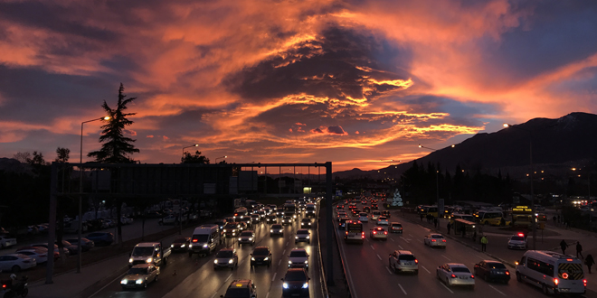 Gnein douu srasnda bulutlara yansyan kzllk fotoraflarn ilgi oda oldu