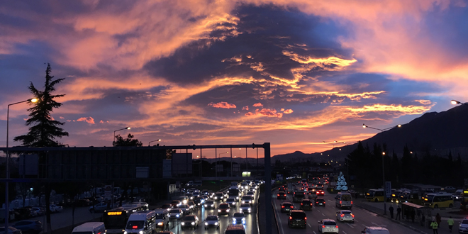 Bursa'da gnein douu srasnda bulutlara yansyan kzllk, gzel grnt oluturdu. Vatandalar, manzaray cep telefonlaryla kaydetti.