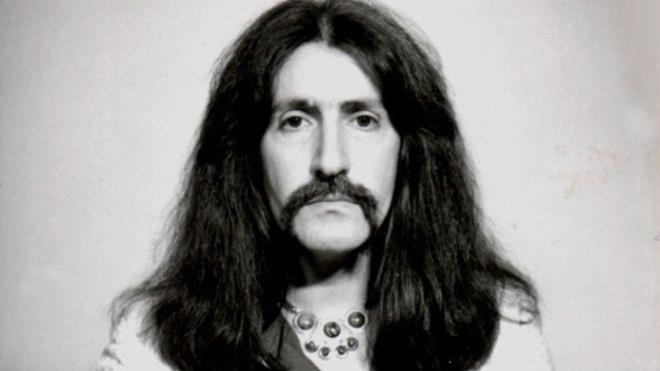 Sanatnn 1970'de besteledii "Dalar Dalar" pla kariyerinde adeta dnm noktas oldu ve Mano'ya kariyerindeki tek Platin Plak dl'n kazandrd. Dnemin nl mzisyenlerinden Cneyd Orhon'un da elik ettii plak, ksa srede 700 bin satt. Dnemin nl mzik gruplarndan "Moollar" ile de bir sre alan Bar Mano'nun, Anadolu turnesi srasnda otobs dinamitli saldrya urad. Mano'nun salarnn uzun olmas dolaysyla gerekletirildii ne srlen saldrda sanatlar yara almad. Antalya'da ise mzisyenlerden birinin yabanc uyruklu olmas nedeniyle gzaltna alnan Bar Mano, ilk durumada serbest kald. Bar Mano daha sonra Moollar'la yollar ayrp "Kurtalan Ekspres"i kurdu. smini stanbul'dan Gneydou'ya giden trenden alan Kurtalan Ekspres'in o yllardaki kadrosunda Murat Ses, Nur Moray, Celal Gven, zkan Uur ve Engin Yrkolu gibi mzisyenler vard. Grupta ayrlklar yaanrken Kurtalan Ekspres'e Mano'nun uzun yllar birlikte alaca Ahmet Gven ve Bahadr Akkuzu dahil oldu.