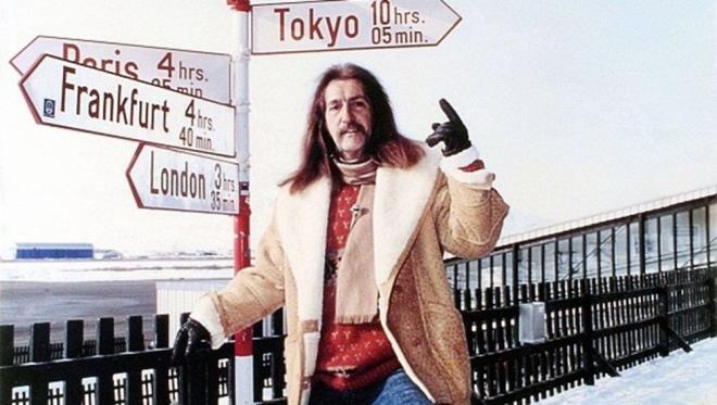 "Harmoniler" grubuyla 1962'de ilk 45'lik plan karan Mano, henz 19 yandayken yaymlad bu albmde, ngilizce szl "Twist in USA" ve "The Jet" isimli iki paraya imza att. Usta sanat, bu albmn ardndan bir yl sonra Belika'da bulunan aabeyi Sava Mano'nun yanna giderek, Belika Gzel Sanatlar Akademisine kaydoldu. Bu okulda resim, grafik, desen ve i mimari okuyan Mano, bir taraftan da gece bekilii ve garsonluk gibi ilerde alt.