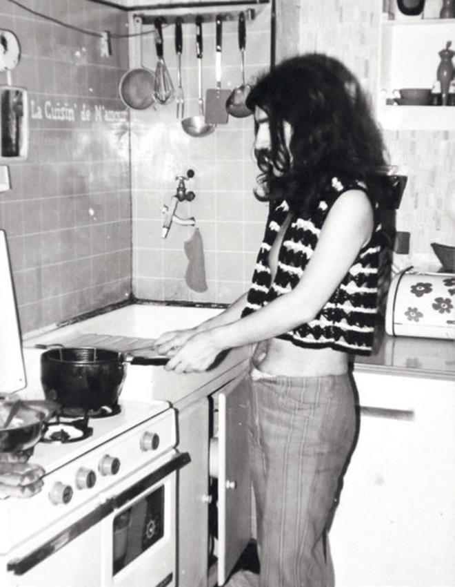 Askerliini yedek subay olarak Polatl ve Amasya'da yapan Bar Mano, daha sonra Kurtalan Ekspres'le Anadolu turnelerine kt.lk yllarnda ksa sal olarak sahneye kan usta sanatnn Trkiye'de herkesin hafzasna kaznan uzun salar, otantik kyafetleri, bilezik, yzk ve kemerle tasarlad imaj ile tiyatral yetenekleri olduka ilgi ekti. Bar Mano, ilk uzunalar (LP) "2023", 1975'te kard. "Progresif rock" esintileri tayan albmde Cumhuriyet'in 100. yl ansna besteledii enstrmantal arks "2023"n yan sra "Yine Yol Grnd Gurbete" ve "Yol Verin Aalar Beyler" gibi arklar beeni toplad. Yurt dnda da baarl olmay hedefleyen Mano, Belika'ya gitti ve 1976'da "Baris Mancho" adl ilk ngilizce szl albmn yaymlad.