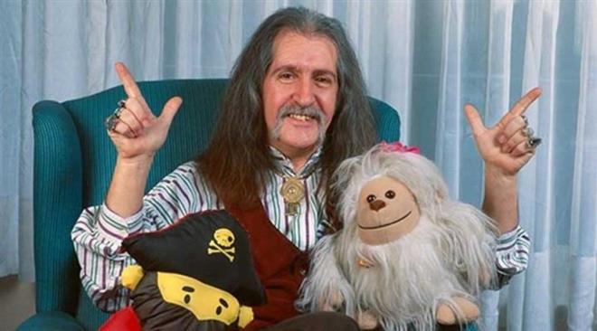 "Trk televizyonlarnn ilk gezgini" olarak da gsterilen Bar Mano, 5 ktada 140 deiik yrede 800 bin kilometreye yakn yol katetti ve 1990'da Erturul Frkateyni'nin Japonya'ya geliinin 100. yl dolaysyla dzenlenen "Trk-Japon dostluu" etkinlikleri kapsamnda gittii Japonya'da byk bir cokuyla karland. Verdii konserlerde arklarnda Japonca szlere de yer veren Bar Mano'ya "Min-On Vakf Yksek eref Madalyas" verildi. Mano, buradaki konser kaydn da "Live in Japan" adyla yaymlad. Trk dnyas ile de ok iyi ilikiler gelitiren usta sanatya, Trkmenistan Devlet Bakan Saparmurat Niyazov tarafndan "Trkmen vatandal" verildi. Belika ve Fransa da sanaty birok kez dllendirdi. lk albmne Cumhuriyet'in 100. ylnn kutlanaca "2023" ismini veren Bar Mano, bir rportajnda, "Benim birka hayalim var, 80 yandayken elimde bastonum, belki kolumda Doukan, onun yardmyla karm sahneye ve senfoni orkestrasna 2023' aldrmak en byk ideallerimden birisi." demiti.