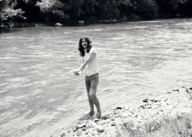 Mzikte at yolun yan sra ark szleriyle de kltr hayatna nemli katklarda bulunan Mano, birok arksnn son ktasnda, tpk halk iiri geleneinde olduu gibi kendi ismine yer verdi. "Modern a Ozan" olarak adlandrlan ve eserlerinde unutulan deerleri hatrlatan Mano, arklarnda toplumsal konulara ve ailenin nemine de dikkati ekti. Daha nce ksa bir evlilik yapan Bar Mano, 1979'da Lale alar'la dnya evine girdi ve iftin "Doukan Hazar" ve "Batkan Zorbey" ismini verdikleri iki oullar oldu. indeki ocuu hibir zaman kaybetmediini ifade eden usta sanat, sinema filmi olarak sadece ynetmen Oksal Pekmezolu'nun 1975'te ektii "Baba Bizi Eversene" filminin barolnde yer ald.Bar Mano, yaklak 15 yl boyunca planlad "7'den 77'ye" program projesini, 1988'de TRT ynetimine kabul ettirmeyi baard ve ocuklara tler verdii "Adam Olacak ocuk", yallara saygnn nemine dikkati ektii "kinci Kahvalt", dnyay dolat "Dnence" ve Trkiye'yi dolat "Dere Tepe Trkiye" gibi blmleri olan program, TRT 1, TGRT ve ATV'de 1988-1998 yllar arasnda 10 yl boyunca her pazar leden nce yaymlanarak, g bir rekora imza att.