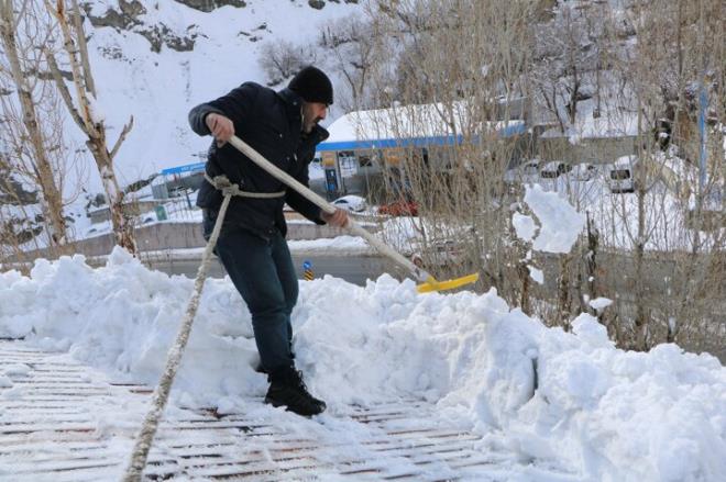 Yaptklar iin tehlikesinin farknda olduklarn dile getiren iiler, ailelerini geindirmek iin almalar gerektiini syledi.