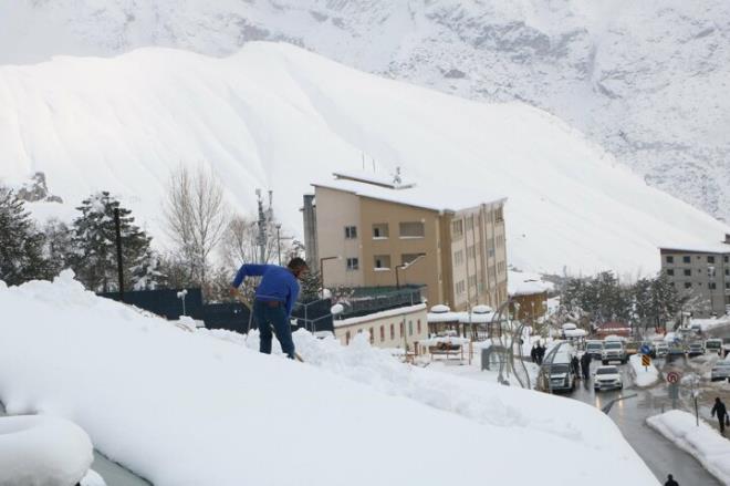 Gnmz byle geiyor. Ekmeimizi bu ekilde kartyoruz. Tehlikeli bir i olduunu biliyoruz, ama ocuklarmz geindirmek iin mecburuz. Gnde 100 TL iin alyoruz" dedi.