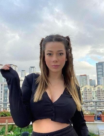 Grntlerde Ouz Bay'n el, kol hareketleri yaparak gvenlik grevlisini ittii, evredekilerin onu sakinletirmeye alt, gvenlik grevlisinin de Ouz Bay' etkisiz hale getirmek iin elleriyle kafasn sktrd tespit edildi. Savclk, birbirlerinden ikayeti olan taraflar iin dava ama karar ald.