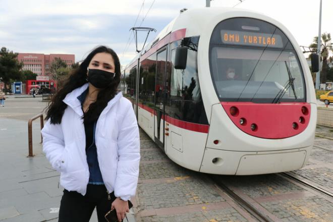 Evine gitmek iin tramvaya binmek zere duraa gittiini belirten Huntrk, Tramvay durana geldim. Telefonla arkadamla konuuyordum, panoda yazan tramvayn geli sresine baktm, 4 dakika yazyordu. En son 1 dakikaya kadar grdm sonrasn hibir ekilde hatrlamyorum. Gzm atmda yatyordum, yanmda vatman hanmefendi ve birka tane de vatanda vard. Sonra beni hastaneye gtrdler.