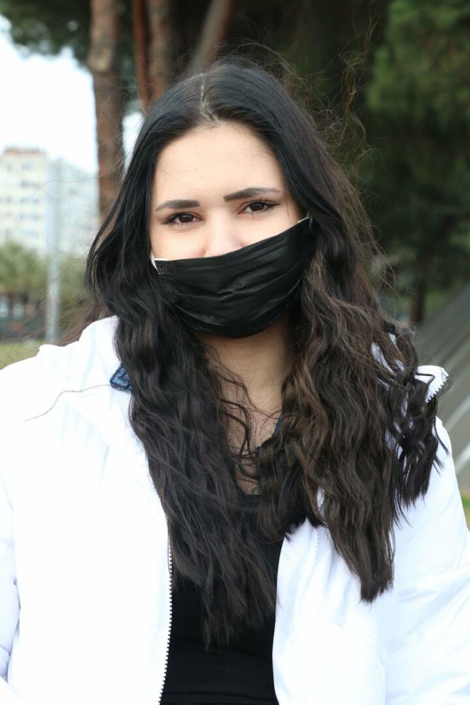 Tramvay durduran ker, baygn olan gen kza ilk mdahaleyi de kendisi yapt, ardndan da durumu Hafif Rayl Sistem Kontrol Merkezi'ne bildirdi. Bunun zerine duraa salk ekipleri sevk edildi. Huntrk, ambulansla hastaneye kaldrlarak tedaviye alnd. Olay an ise gvenlik kamerasna yansd.