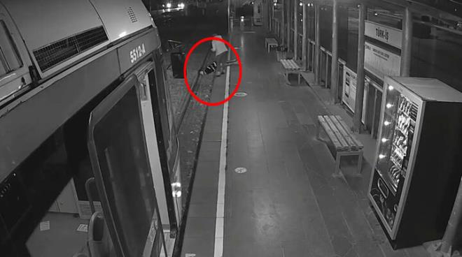 Olay, 28 Ocak'ta Atakum ilesinde hatif rayl sistemin Trk- duranda meydana geldi. Durakta tramvay bekleyen Merve Huntrk, aniden fenalap raylara dt. Bir sre sonra duraa yaklaan tramvayn makinisti Merve Yldz ker (33), raylar zerindeki Huntrk? fark etti.