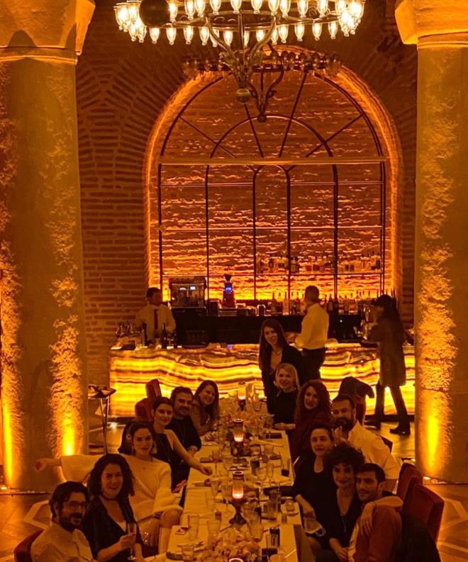Covid-19 testlerini olduktan sonra bir araya geldiklerini belirten Bilgin, gecede ekilen fotoraflar yaynlad.