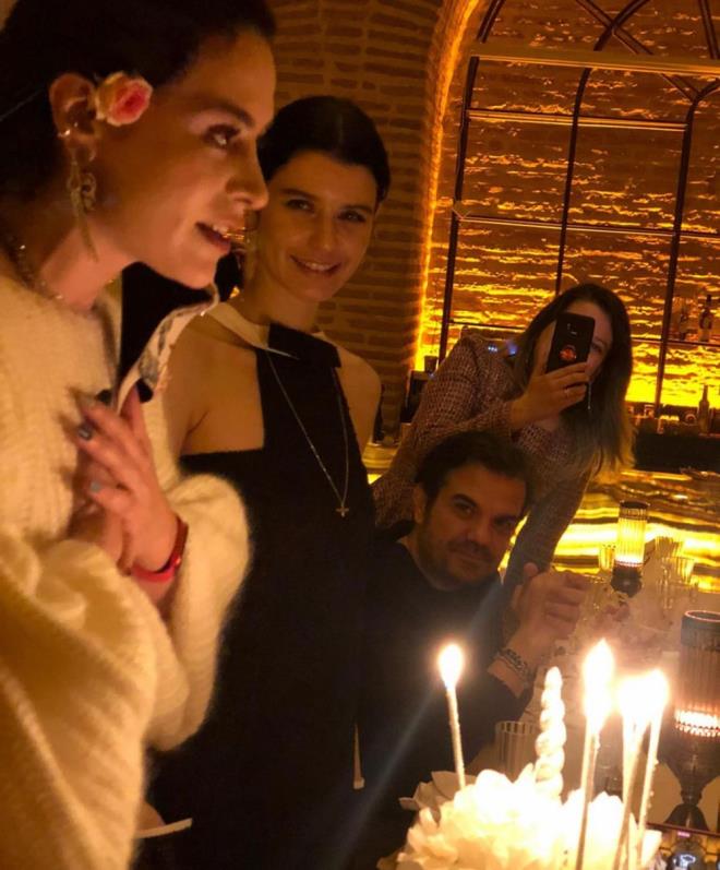 Partiye katlanlar arasnda oyuncu Beren Saat ve Kenan Doulu da vard. Saat, "Belim bir ya daha gzellemi, hayat unutulmaz anlarmza eklenecek iki gu&#776;n hediye etmiti bize kutlamak iin" dedi.