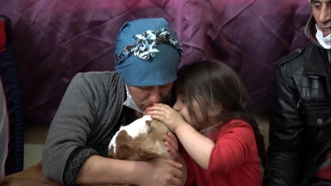 Gne?i, 3 yandaki kzm Narin Nazl?nn beiinde besliyorum. Veteriner hekimin verdii ineleri yaptryorum. Git gide daha iyi oluyor. Buza, kzmn ve bizim nee kaynamz oldu. Kzm Narin onu bir an olsun yalnz brakmyor. Gne, evimizin resmen maskotu oldu. Uzun yllardr gndelik ev temizliine gidiyorum. 2 tane ineim var. Onlar besliyor, onlara bakyorum. Erken doum yapan Buzaya ?Gne? ismini verdik. Gne gibi doup, yaasn diye. Bu srete bize destek olan Erci ile Tarm Mdrl Veteriner Hekimlerimize teekkr ediyorum" dedi.