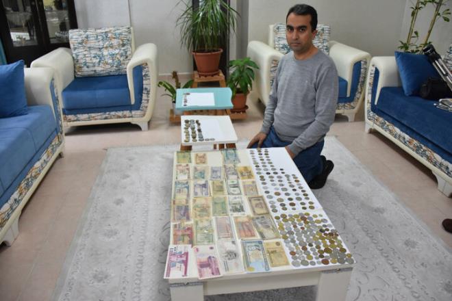 niversite yllarnda ailesinin gnderdii paralarla ihtiyalarn karlamak yerine eski para toplamaya devam eden Ik, zamanla Osmanl mparatorluu dneminde baslan madeni paralarn da olduu 250'nin zerinde sayda bir koleksiyon oluturdu.